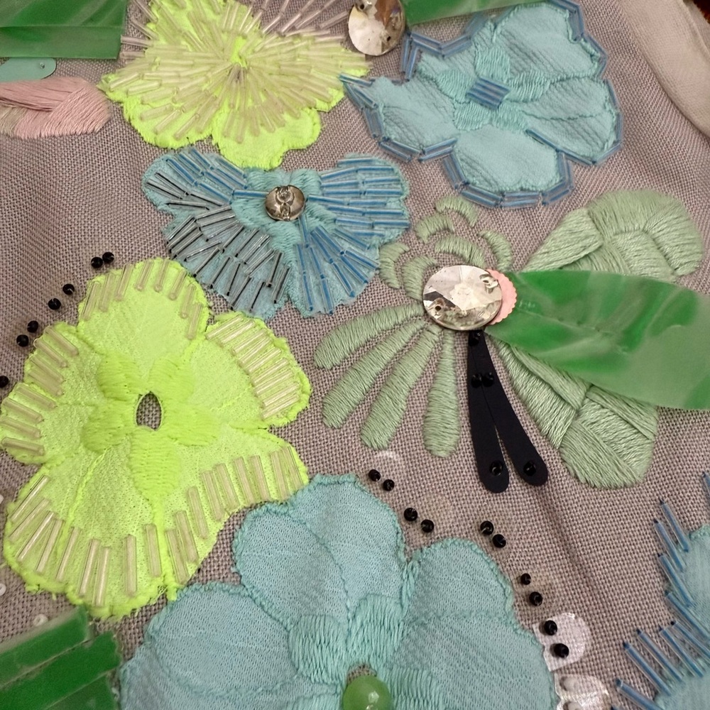 Diane Von Furstenberg Floral Zipper Gray Stones Viscose Blouse Size 2 - Picture 10 of 12